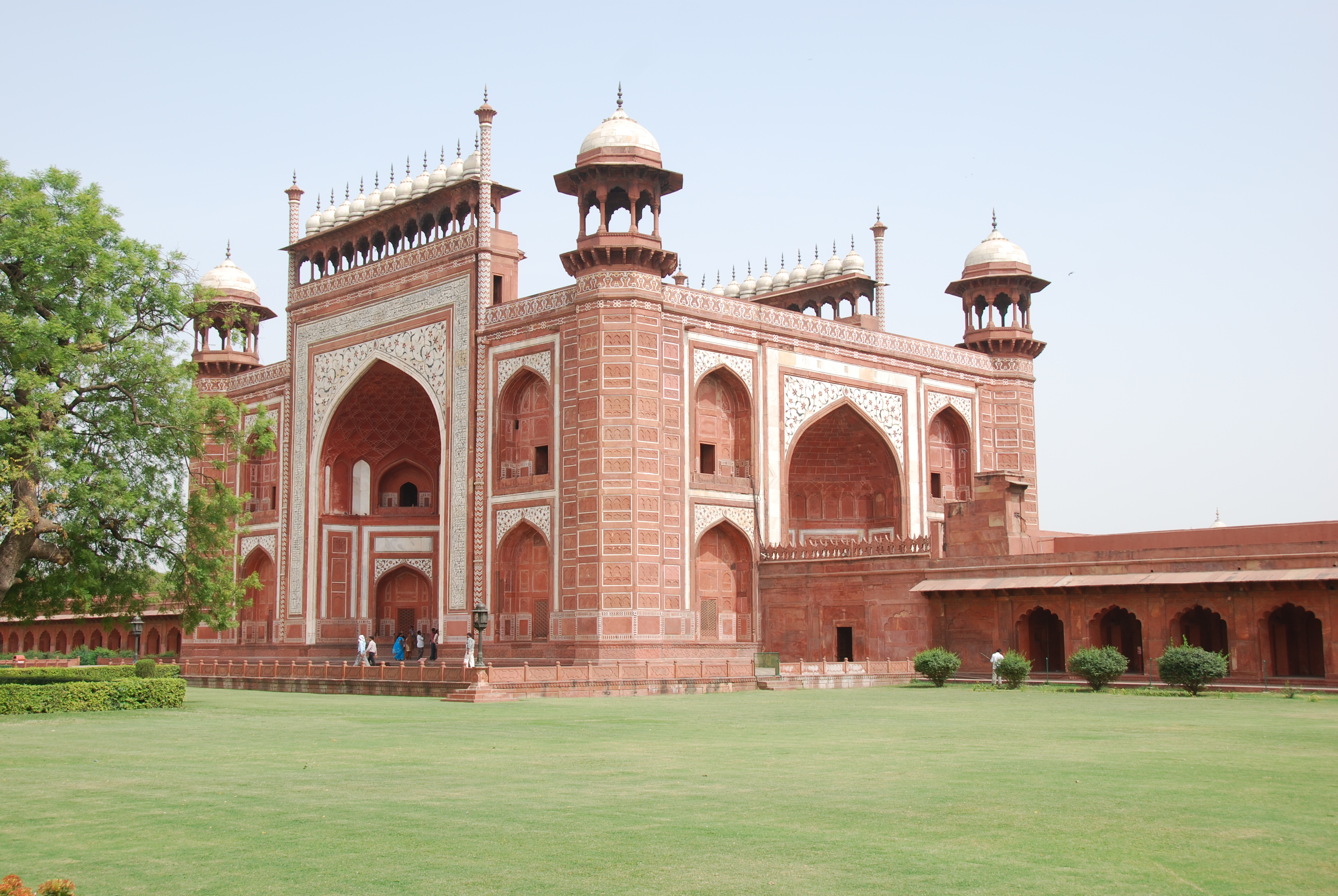 places to visit between delhi and agra